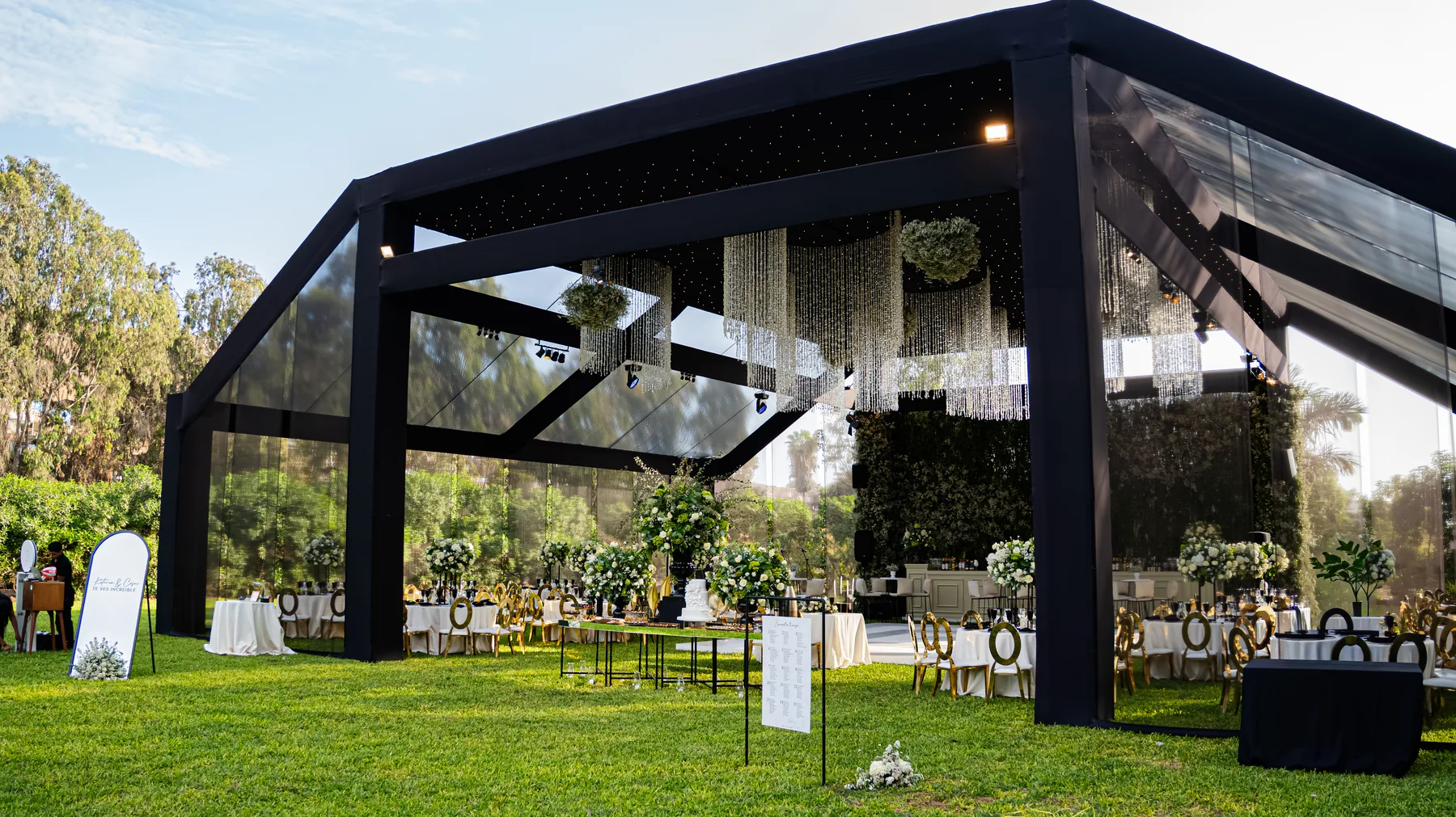 Pabellón de cristal montado para evento en Fundo Cinco Olivos, Pachacámac